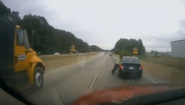 WATCH: US Man Dragged Down Highway in Headlock During Extreme Road Rage Incident  - Sputnik International