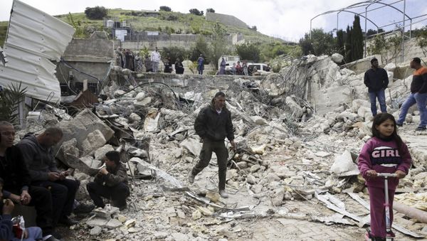 Palestinians in the rubble of their home in East Jerusalem, which has just been demolished by the Israelis - Sputnik International