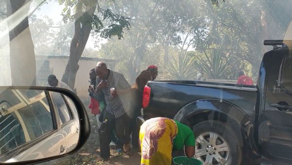 People react to teargas outside the Malawi Congress Party headquarters in Lilongwe, Malawi June 6, 2019, in this still image obtained from video taken from social media. Ulemu Msungama (Malawi Congress Party)/via REUTERS. - Sputnik International