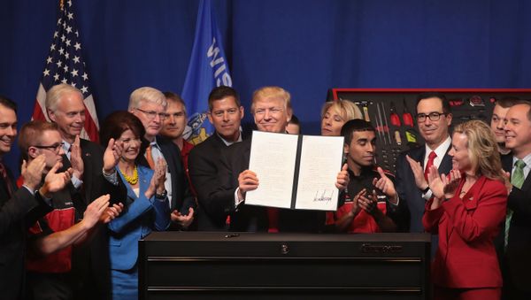 President Donald Trump signs an executive order to try to bring jobs back to American workers and revamp the H-1B visa guest worker program during a visit to the headquarters of tool manufacturer Snap-On on April 18, 2017 in Kenosha, Wisconsin President Donald Trump signs an executive order to try to bring jobs back to American workers and revamp the H-1B visa guest worker program during a visit to the headquarters of tool manufacturer Snap-On on April 18, 2017 in Kenosha, Wisconsin - Sputnik International