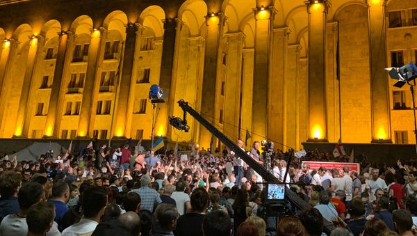 Demonstrators gather in front of Georgian Parliament to call for the resignation of the speaker of the Georgian Parliament in Tbilisi, Georgia, Thursday, June 20, 2019. Thousands of protesters have tried to storm the parliament building in the Georgian capital of Tbilisi and are calling for the government's resignation. (Roxana Tanasachi via AP) - Sputnik International