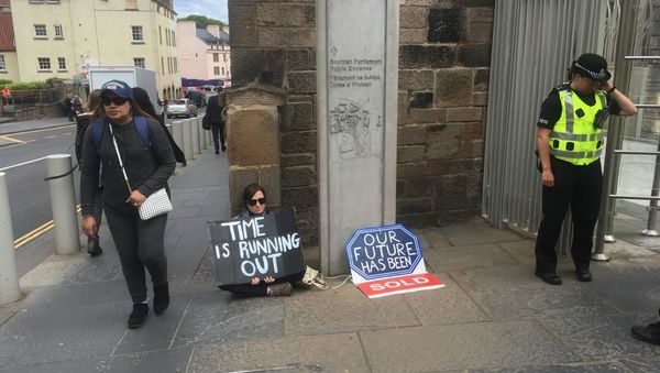 A protester sits near to Scottish Parliament - Sputnik International