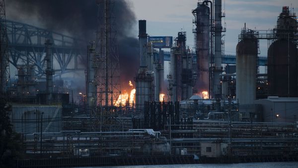 Flames and smoke emerge from the Philadelphia Energy Solutions Refining Complex in Philadelphia, Friday, June 21, 2019 - Sputnik International