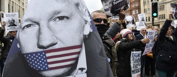 Supporters of WikiLeaks founder Julian Assange block the traffic on Marylebone Road to protest against the extradition hearing of Julian Assange at Westminster Magistrates Court, in London, Great Britain - Sputnik International