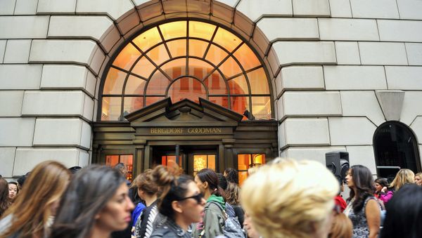 This Sept 10, 2010, file photo shows people lining up to enter the Bergdorf Goodman store, in New York. This Sept 10, 2010, file photo shows people lining up to enter the Bergdorf Goodman store, in New York. - Sputnik International