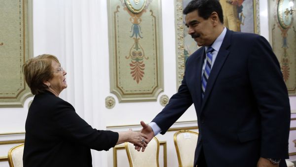 U.N. High Commissioner for Human Rights Michelle Bachelet, left, is greeted by Venezuela's President Nicolas Maduro - Sputnik International