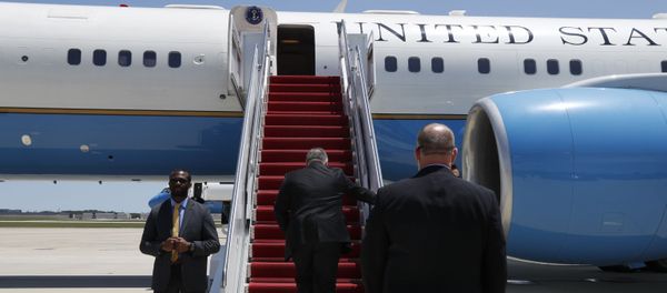 Secretary of State Mike Pompeo boards a plane headed to Jeddah, Saudi Arabia - Sputnik International