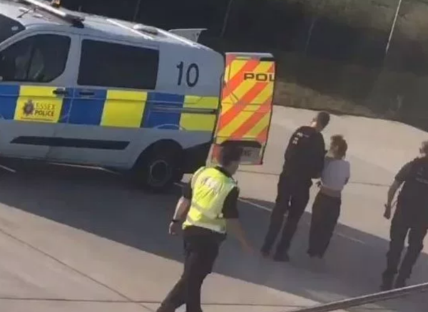 UK Fighter Jets Scramble to Escort Flight After Passenger Tries to Open Door Mid-Flight (Photo) - Sputnik International