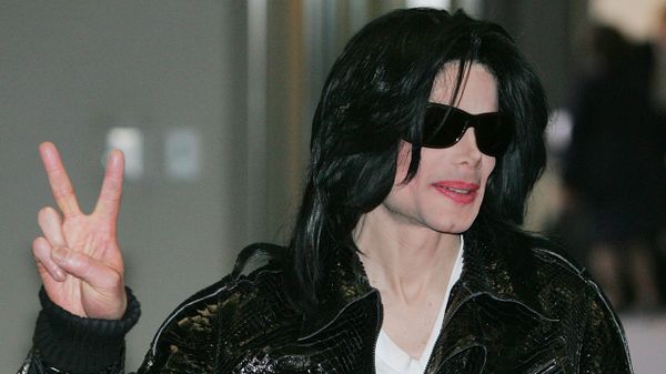 In this 7 March 2007 file photo, pop star Michael Jackson flashes a Victory sign to Japanese media upon his arrival at Narita international airport, near Tokyo. In this 7 March 2007 file photo, pop star Michael Jackson flashes a Victory sign to Japanese media upon his arrival at Narita international airport, near Tokyo. - Sputnik International