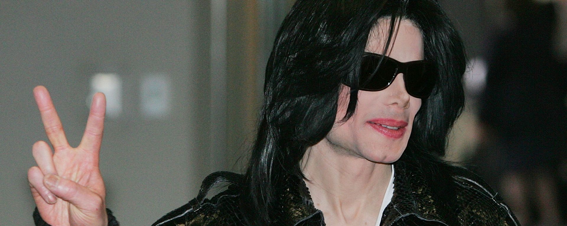 In this March 7, 2007 file photo, pop star Michael Jackson flashes a V-sign to Japanese media upon his arrival at Narita international airport, near Tokyo. In this March 7, 2007 file photo, pop star Michael Jackson flashes a V-sign to Japanese media upon his arrival at Narita international airport, near Tokyo. - Sputnik International, 1920, 15.11.2020
