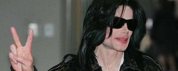In this March 7, 2007 file photo, pop star Michael Jackson flashes a V-sign to Japanese media upon his arrival at Narita international airport, near Tokyo. In this March 7, 2007 file photo, pop star Michael Jackson flashes a V-sign to Japanese media upon his arrival at Narita international airport, near Tokyo. - Sputnik International