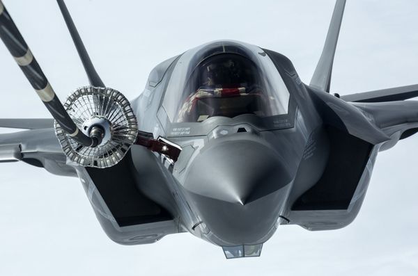 Top Jet or 'Expensive Flying Lemon'? US Media Outlet Suggests F-35 Might Not Be Worth Its Price - Sputnik International