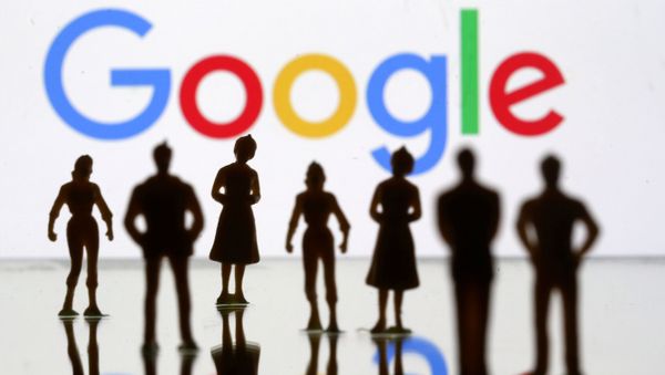 Small toy figures are seen in front of Google logo in this illustration picture, April 8, 2019 - Sputnik International