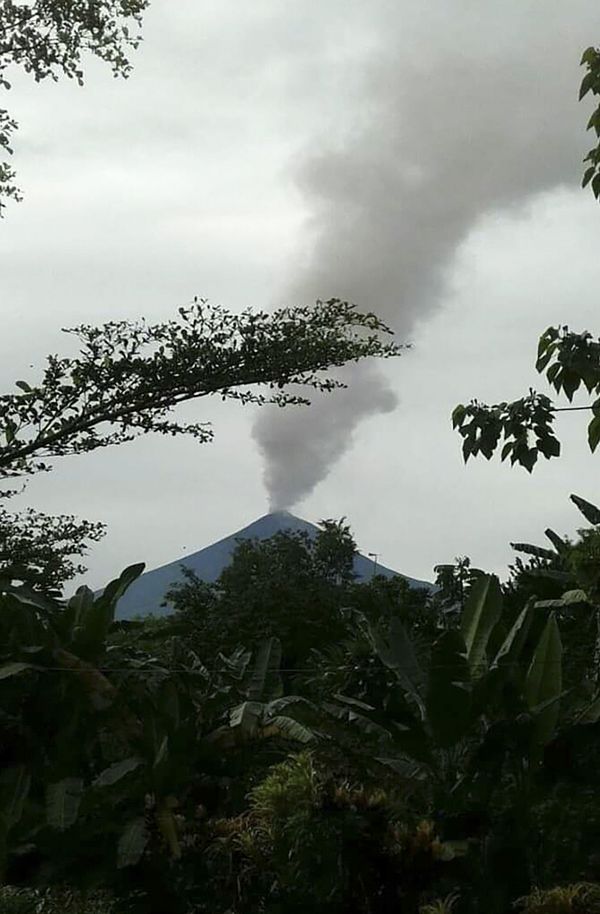 Papua New Guinea's Ulawun Volcano Erupts, Spewing 8-Mile-High Column of Ash (Photo, Video) - Sputnik International
