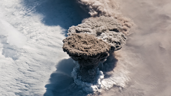  Raikoke Volcano's Eruption Captured from Space  - Sputnik International