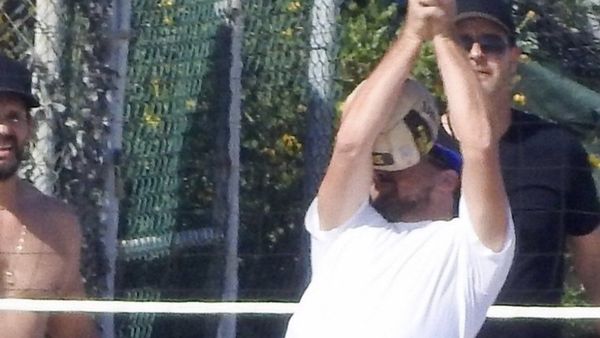 Leonardo DiCaprio gets whacked in the face by a volleyball - Sputnik International