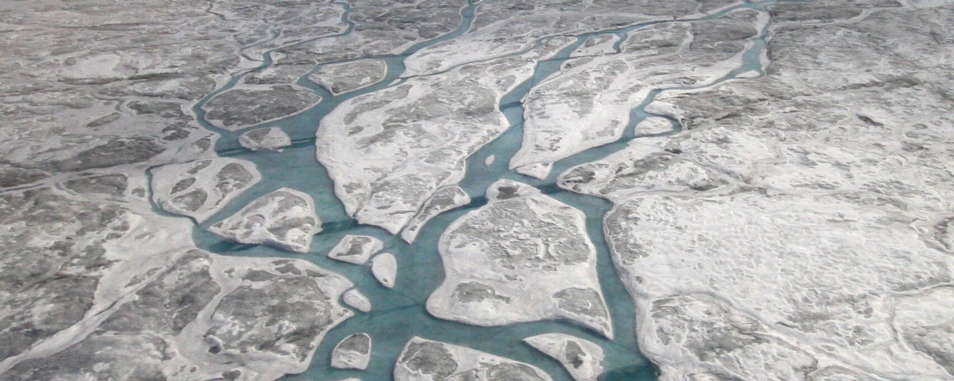 Researchers have discovered 56 previously uncharted subglacial lakes beneath the Greenland Ice Sheet bringing the total known number of lakes to 60. Although these lakes are typically smaller than similar lakes in Antarctica, their discovery demonstrates that lakes beneath the Greenland Ice Sheet are much more common than previously thought Researchers have discovered 56 previously uncharted subglacial lakes beneath the Greenland Ice Sheet bringing the total known number of lakes to 60. Although these lakes are typically smaller than similar lakes in Antarctica, their discovery demonstrates that lakes beneath the Greenland Ice Sheet are much more common than previously thought - Sputnik International, 1920, 11.06.2022