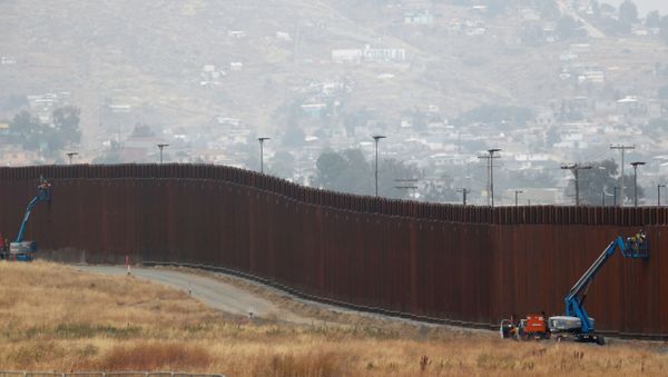Workers weld sections of a newly replaced border wall with Tijuana, Mexico near the the Otay Mesa border crossing in San Diego, California May 31, 2019 - Sputnik International