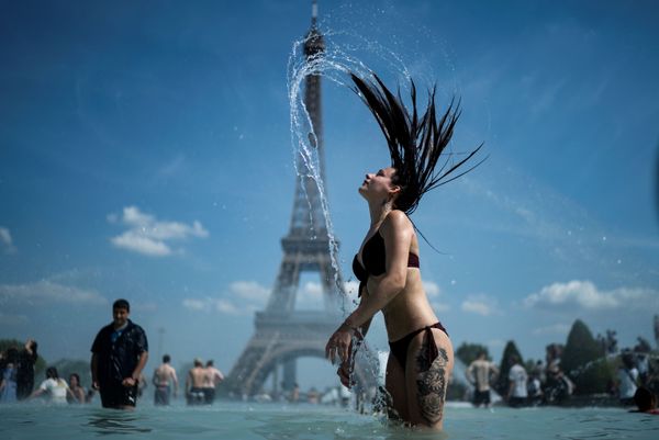 A Woman Cools Off in the Fountain of the Trocadero Esplanade in Paris A Woman Cools Off in the Fountain of the Trocadero Esplanade in Paris - Sputnik International