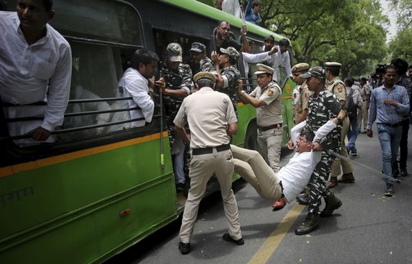 Indian Police Detain Activists of Opposition Congress Party's Youth Wing Indian Police Detain Activists of Opposition Congress Party's Youth Wing - Sputnik International
