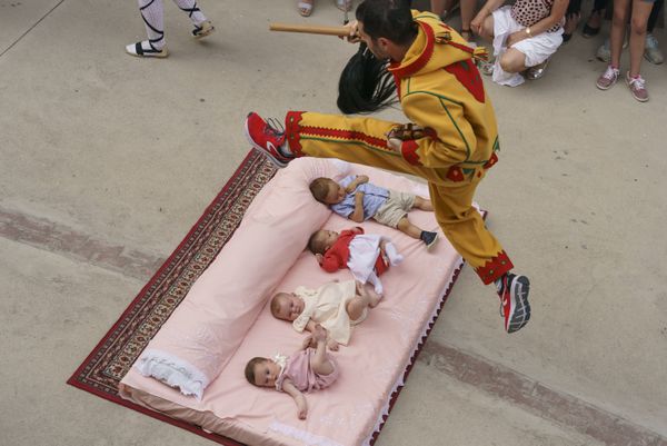 A Character That Represents the Devil Jumps Over Babies Lying on a Mattress in the Street During 'El Salto del Colacho' A Character That Represents the Devil Jumps Over Babies Lying on a Mattress in the Street During 'El Salto del Colacho' - Sputnik International