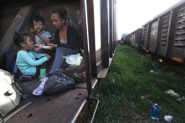 A Migrant Mother and Children in Mexico A Migrant Mother and Children in Mexico - Sputnik International