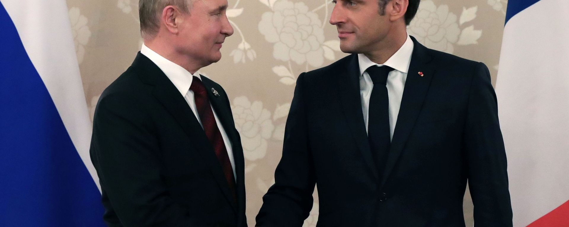 Russian President Vladimir Putin Shakes Hands with French President Emmanuel Macron Russian President Vladimir Putin Shakes Hands with French President Emmanuel Macron - Sputnik International, 1920, 08.09.2024