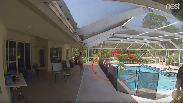 Superdad: Father Immediately Dives In to Save Baby - Sputnik International