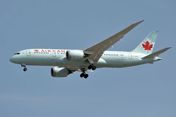 Air Canada to Lay Off Half of Its Staff Amid Pandemic, Reports Suggest - Sputnik International