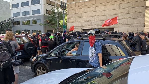 Antifa, Conservative Protests in Portland Turn Violent, Assaulting Police Officers  - Sputnik International