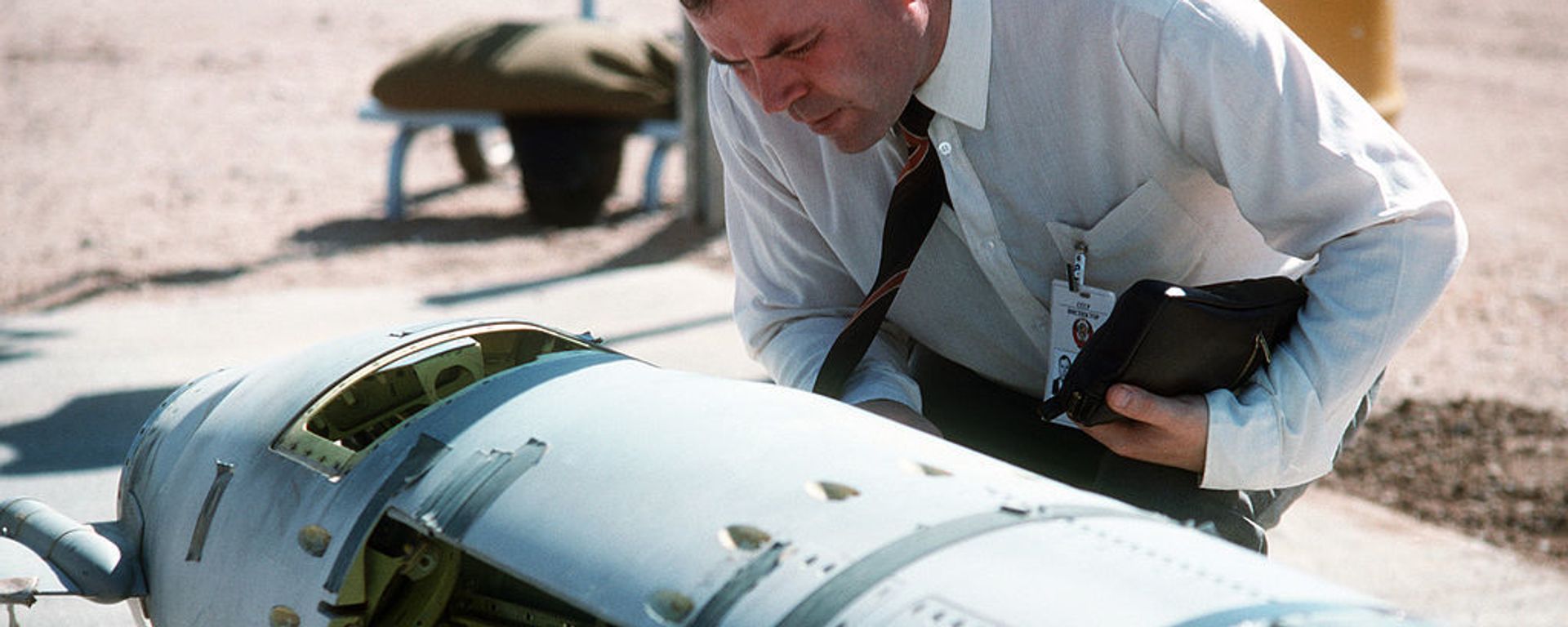 A Soviet inspector examines a BGM-109G ground-launched cruise missile in 1988 prior to its destruction A Soviet inspector examines a BGM-109G ground-launched cruise missile in 1988 prior to its destruction - Sputnik International, 1920, 01.11.2020