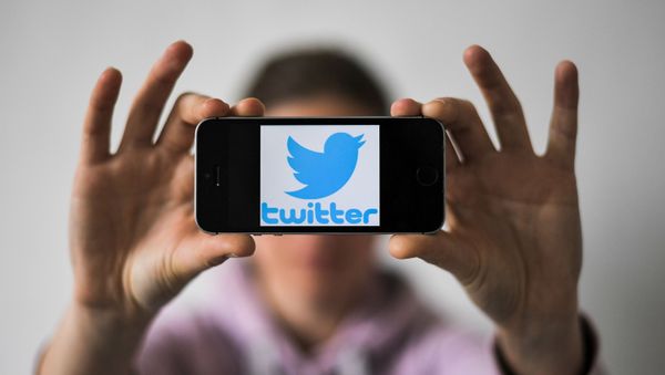 A woman holds a smartphone with the logo of US social network Twitter, on May 2, 2019 in Nantes, western France A woman holds a smartphone with the logo of US social network Twitter, on May 2, 2019 in Nantes, western France - Sputnik International