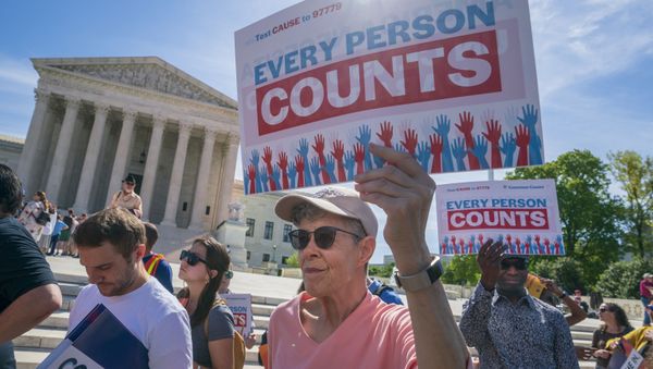 Immigration activists rally outside the Supreme Court as the justices hear arguments over the Trump administration's plan to ask about citizenship - Sputnik International