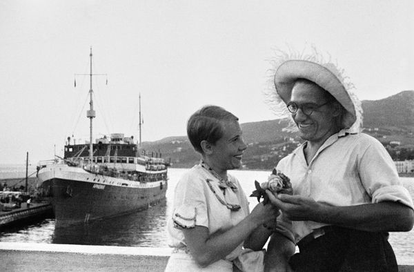 Ladies' Hats, Gymnastics on the Beach and Gagarin: A Look Back at Soviet Crimea Ladies' Hats, Gymnastics on the Beach and Gagarin: A Look Back at Soviet Crimea - Sputnik International