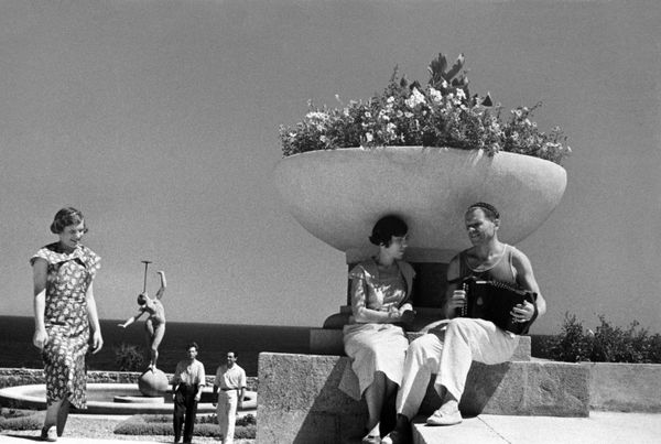 Ladies' Hats, Gymnastics on the Beach and Gagarin: A Look Back at Soviet Crimea Ladies' Hats, Gymnastics on the Beach and Gagarin: A Look Back at Soviet Crimea - Sputnik International