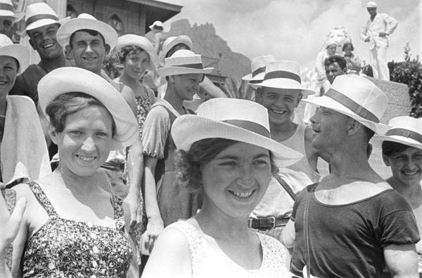 Ladies' Hats, Gymnastics on the Beach and Gagarin: A Look Back at Soviet Crimea Ladies' Hats, Gymnastics on the Beach and Gagarin: A Look Back at Soviet Crimea - Sputnik International
