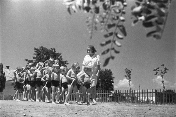 Ladies' Hats, Gymnastics on the Beach and Gagarin: A Look Back at Soviet Crimea Ladies' Hats, Gymnastics on the Beach and Gagarin: A Look Back at Soviet Crimea - Sputnik International