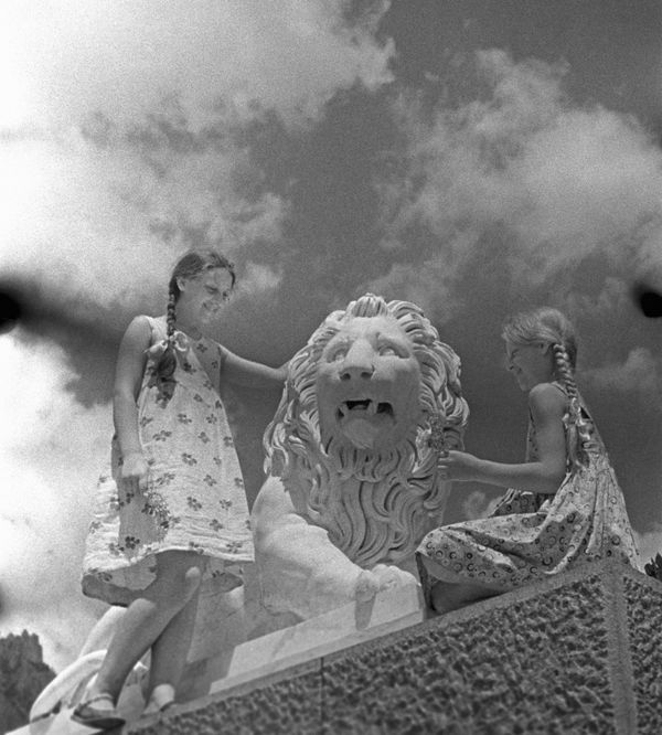 Ladies' Hats, Gymnastics on the Beach and Gagarin: A Look Back at Soviet Crimea Ladies' Hats, Gymnastics on the Beach and Gagarin: A Look Back at Soviet Crimea - Sputnik International