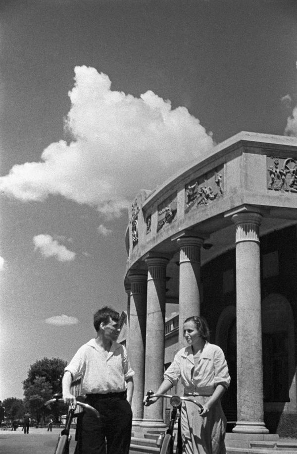 Ladies' Hats, Gymnastics on the Beach and Gagarin: A Look Back at Soviet Crimea Ladies' Hats, Gymnastics on the Beach and Gagarin: A Look Back at Soviet Crimea - Sputnik International