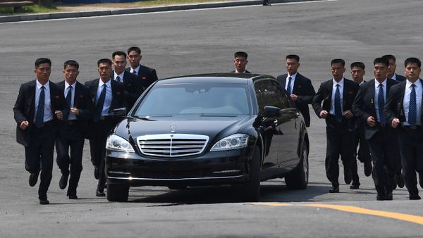 North Korean bodyguards jog next to a car carrying North Korea's leader Kim Jong Un returning to the North for a lunch break after a morning session of the inter-Korean summit at the truce village of Panmunjom on April 27, 2018 - Sputnik International