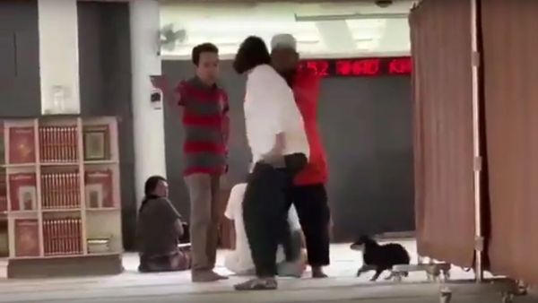 The dog and the woman in the mosque - Sputnik International