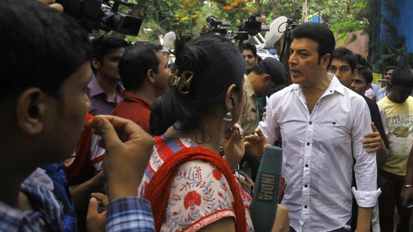 Bollywood actor Aditya Pancholi, in white, argues with members of the media (File) - Sputnik International