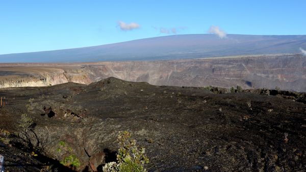 In this April 25, 2019 photo, Hawaii's Mauna Loa volcano, background, towers over the summit crater of Kilauea volcano in Hawaii Volcanoes National Park on the Big Island - Sputnik International
