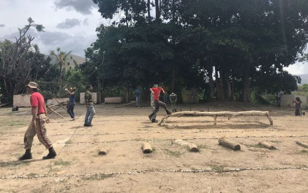 Militias help train civilians in basic civil defense techniques Militias help train civilians in basic civil defense techniques - Sputnik International