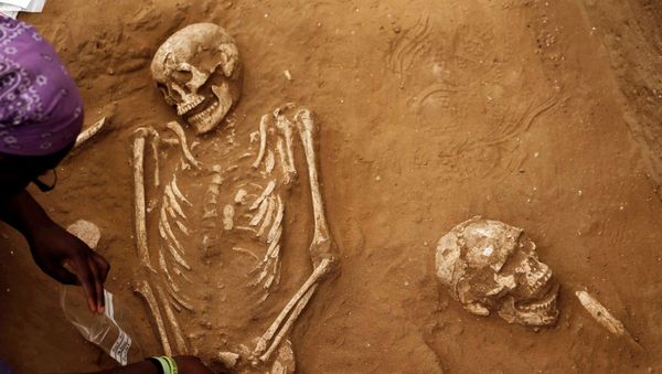 An American archaeology student unearths a skeleton during excavation works at the first-ever Philistine cemetery at Ashkelon National Park in southern Israel June 28, 2016. - Sputnik International