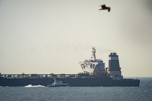 Royal Navy Ship Reportedly Escorts UK Tanker in Gulf Amid Iran's Warning After Seizure of Its Vessel - Sputnik International