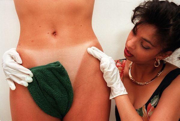 A girl has a fake suntan applied to her bikini line - Sputnik International