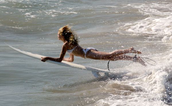 Actress Cameron Diaz surfs on the set of Charlie's Angels 2  - Sputnik International