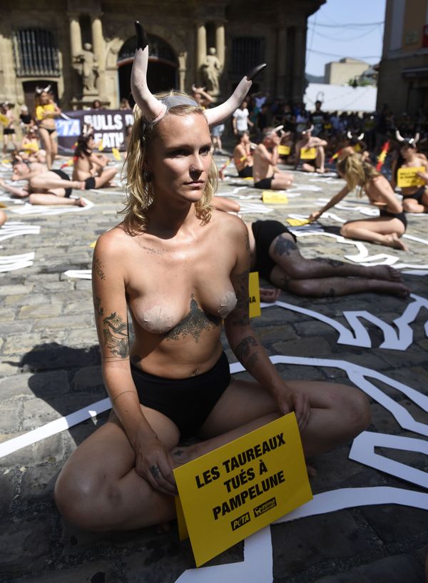 Half-Naked Activists Lie ‘Stabbed to Death’ in Protest Against Spanish Bull Runs (Photos) - Sputnik International