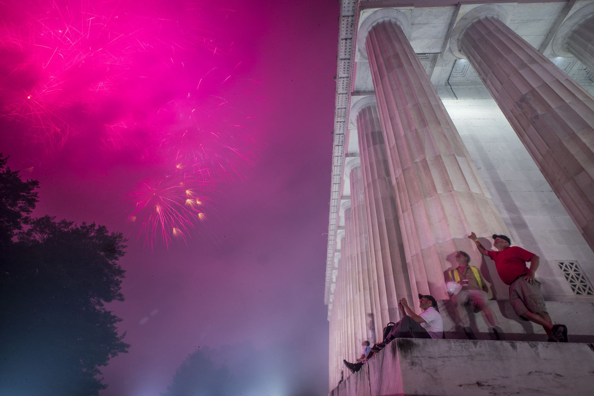 Fireworks seen from the Lincoln Memorial explode over the Potomac River for Independence Day, Thursday, July 4, 2019, in Washington - Sputnik International, 1920, 07.09.2021